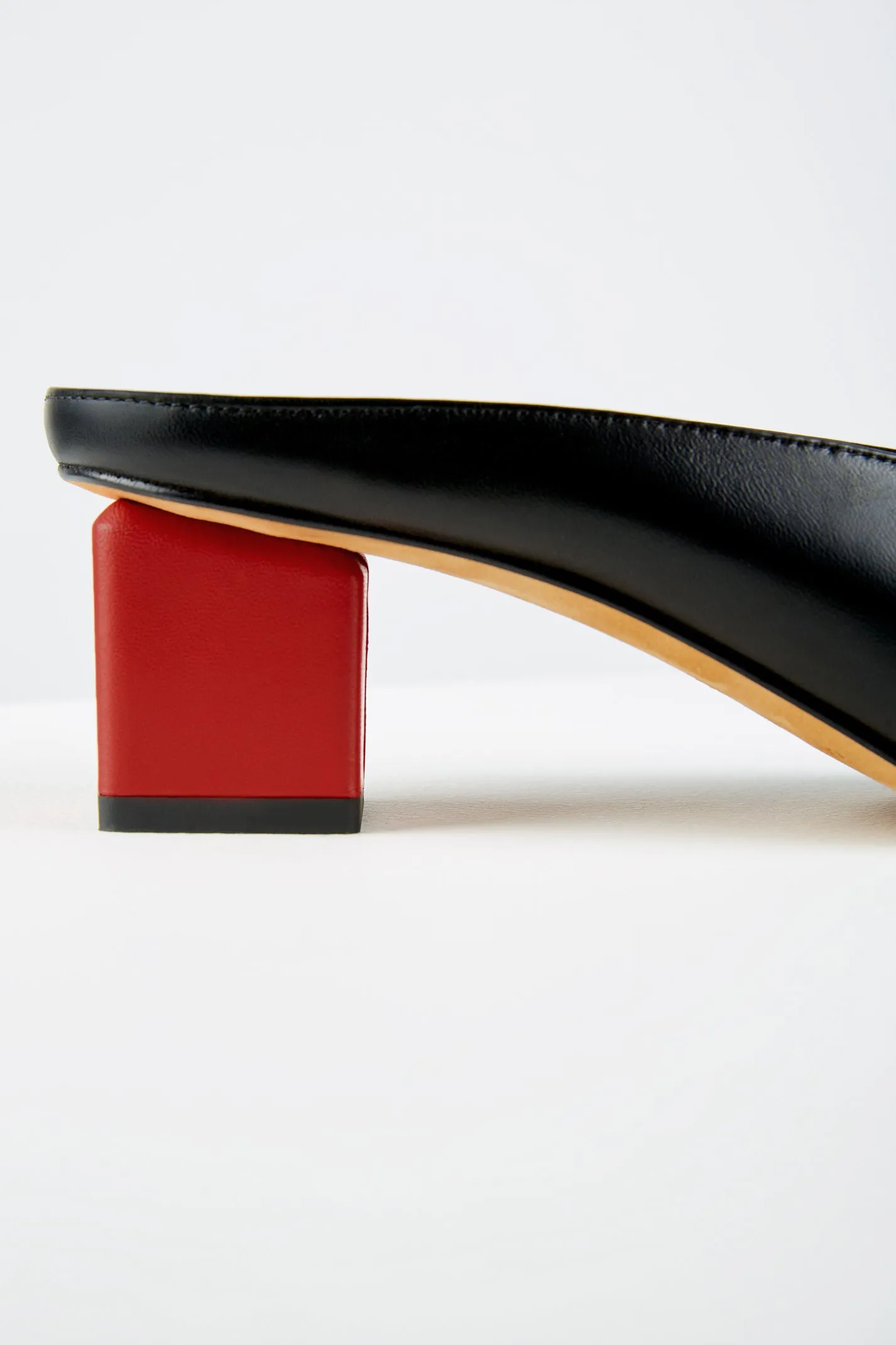 Mildred Mules in Nero Rosso